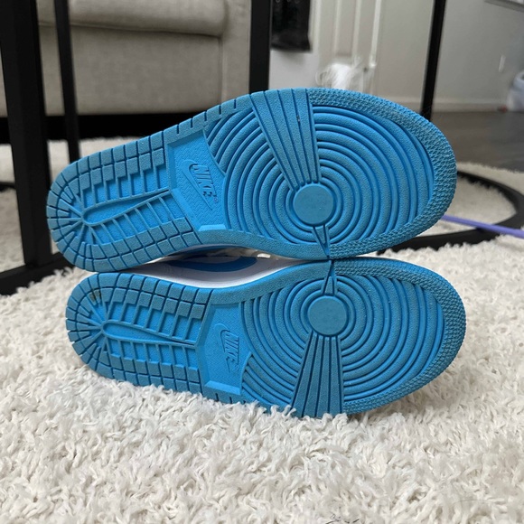 Womens Air Jordan 1 Mid “UNC” - Picture 7 of 8